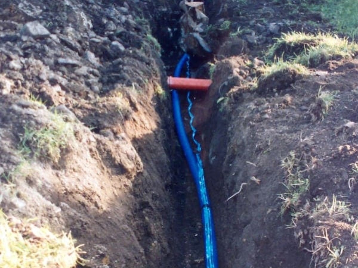 Verlegung einer Wasserleitung im Graben