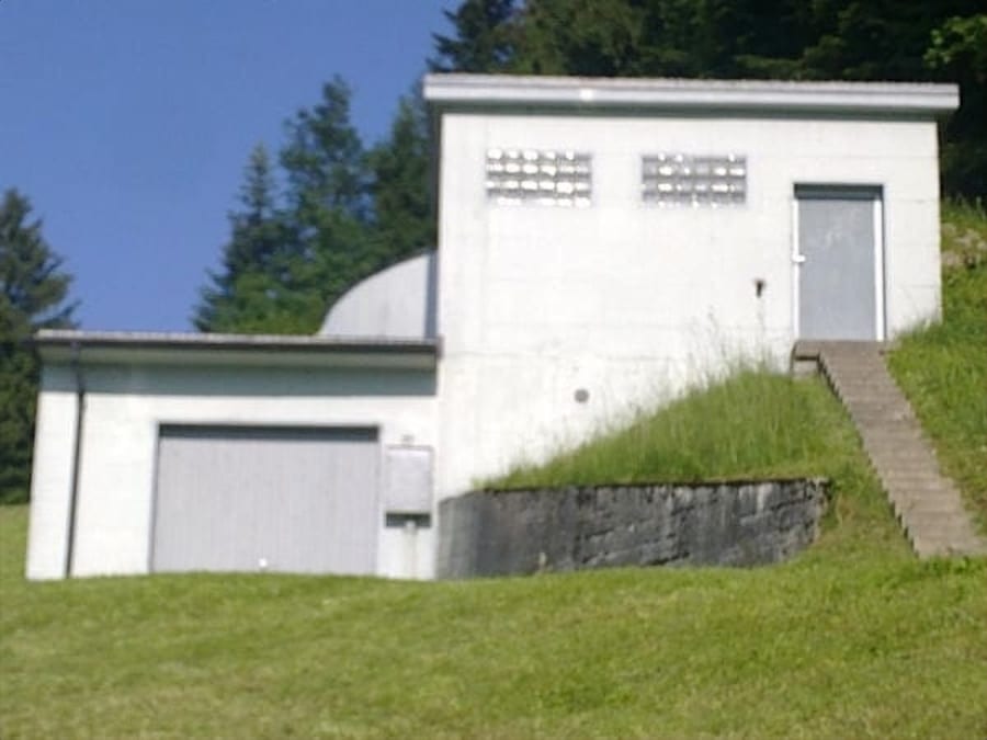 Reservoirgebäude der WVSM im Grünen